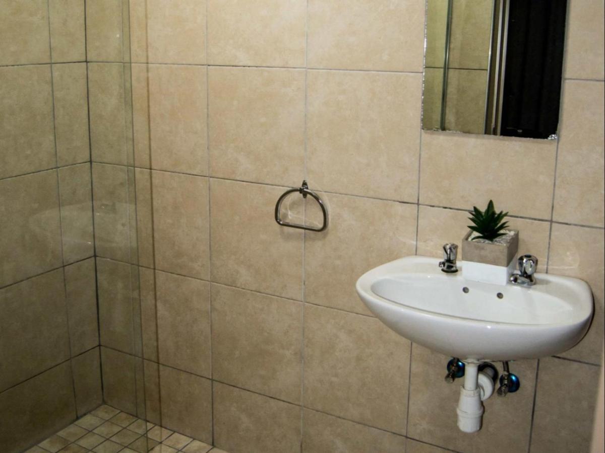 Aps Guesthouse Windhoek Esterno foto
