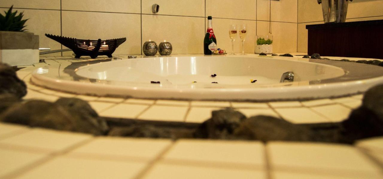 Aps Guesthouse Windhoek Esterno foto